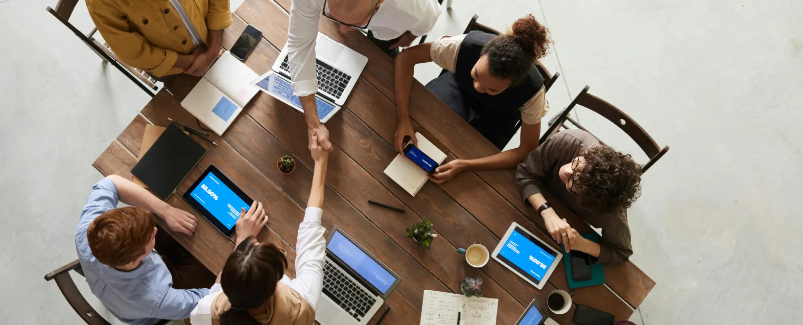 Réunion de travail multilingue avec interprètes