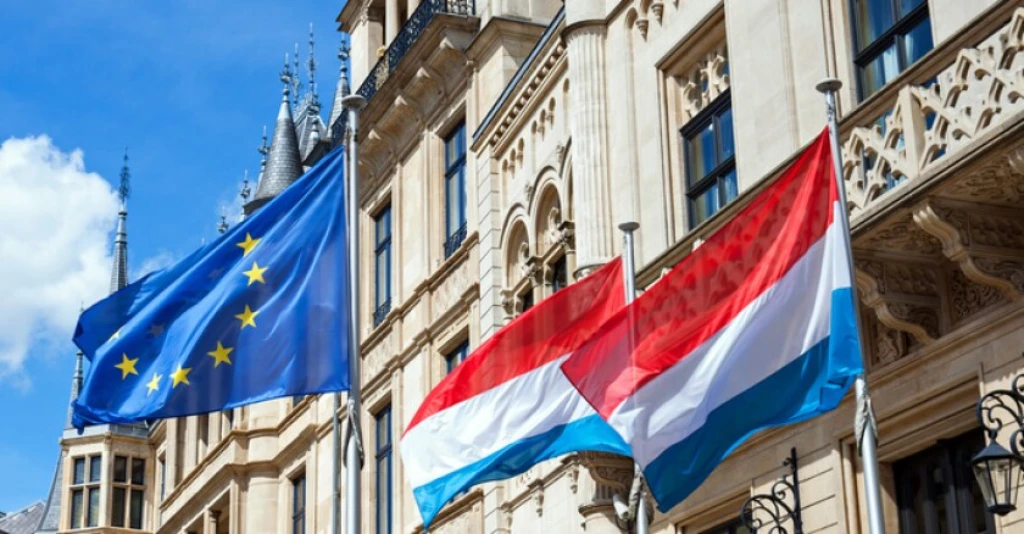 Drapeaux du Luxembourg et de l'Union européenne